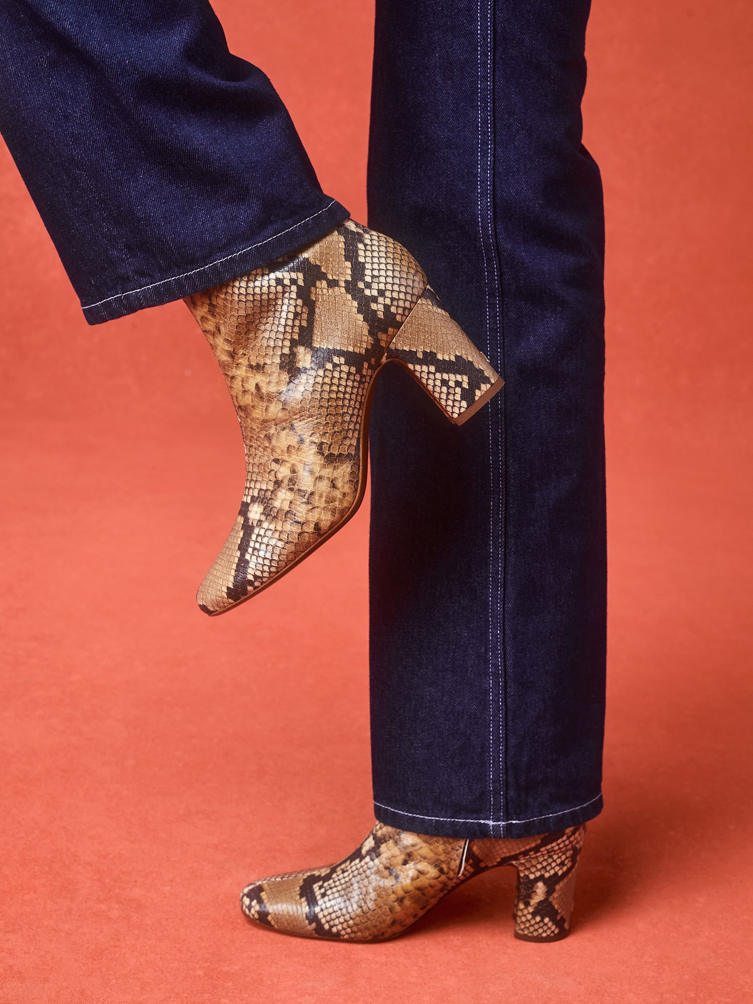 Bottines en cuir facon python naturel a talon Rouje