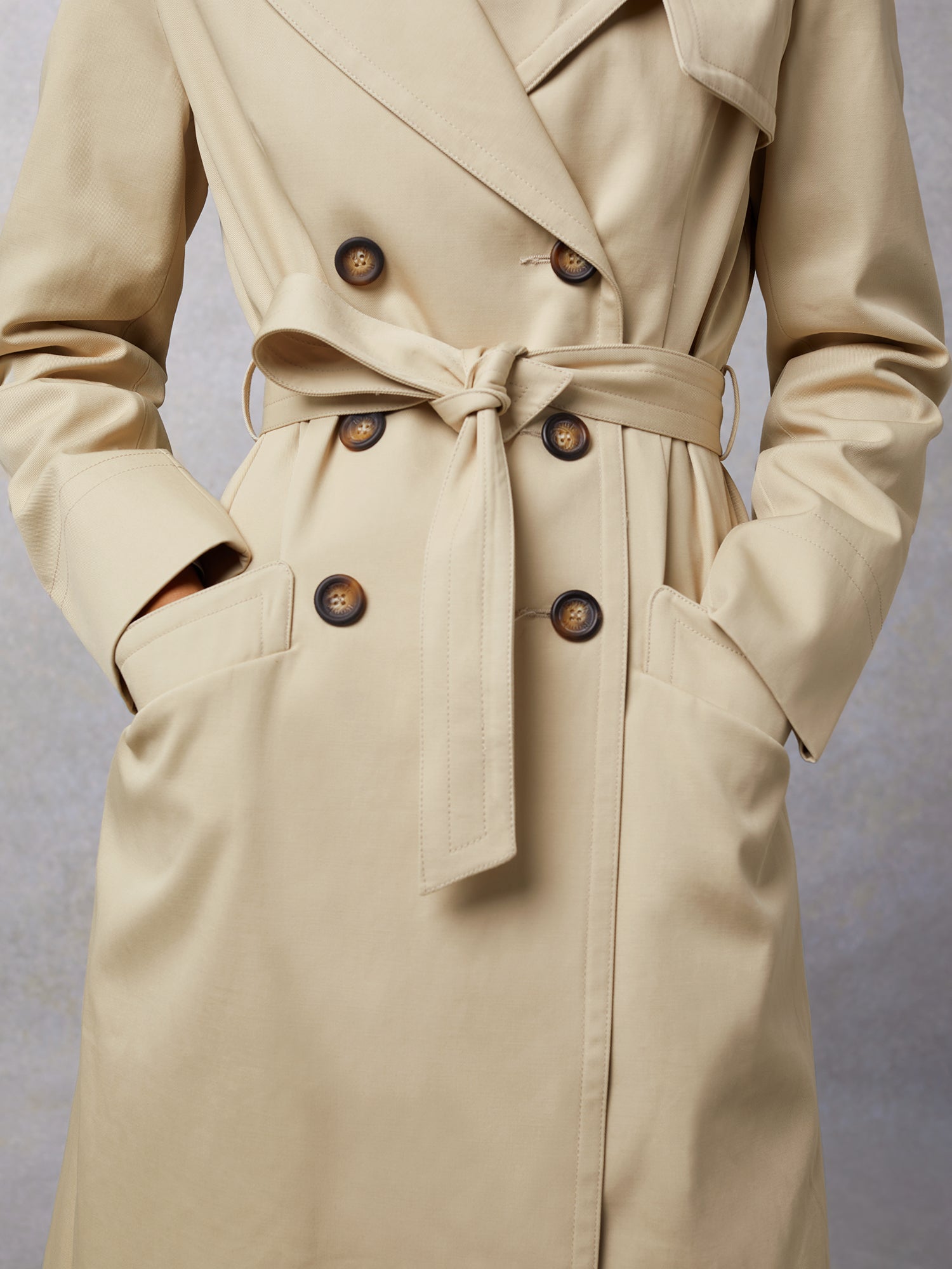 Trench coat in sand-colored gabardine | Rouje