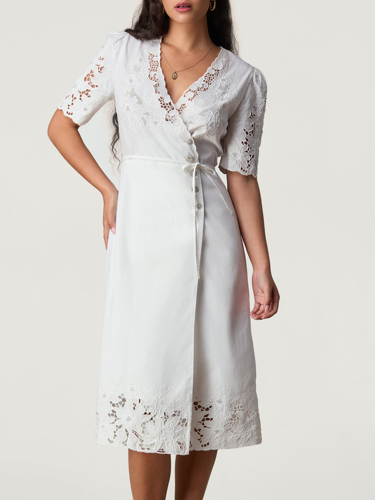 Robe portefeuille mi longue blanche brodee Rouje