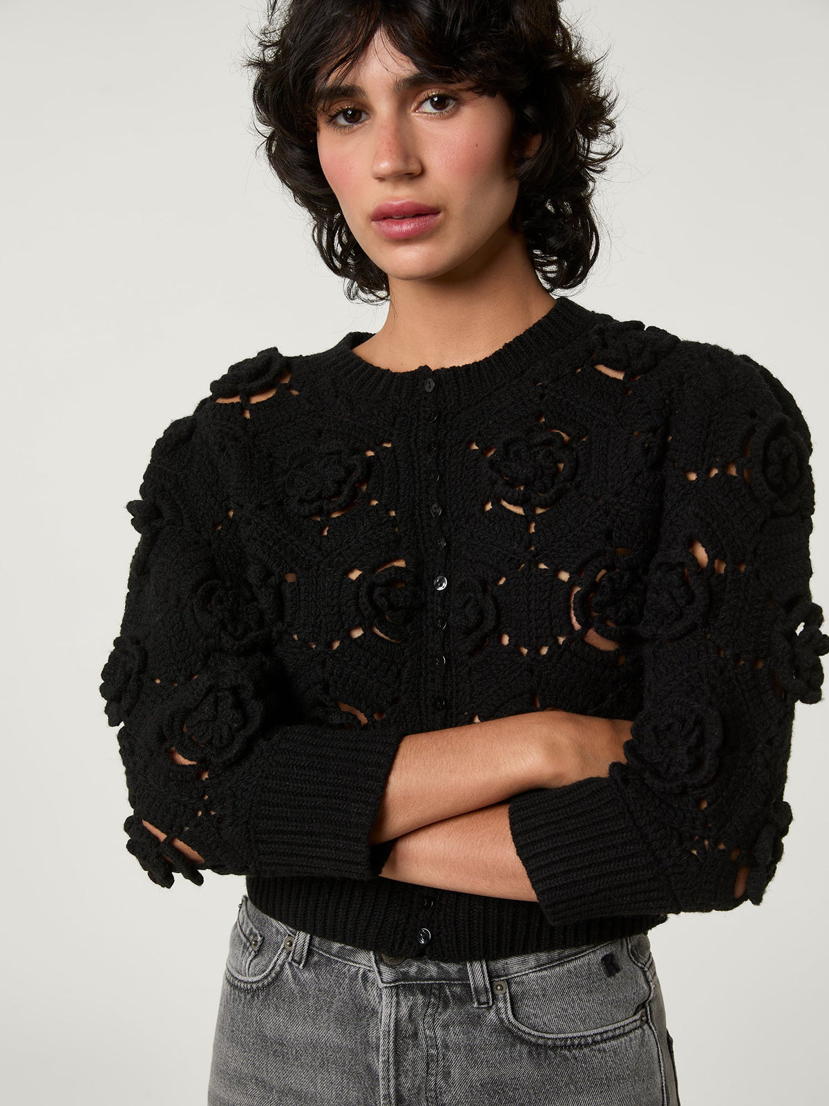 Cardigan court noir en laine et crochet Rouje